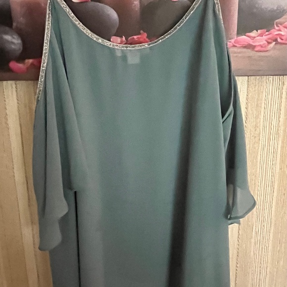 Mandee Aqua Cold Shoulder Blouse / Size Medium NWT - Picture 1 of 11